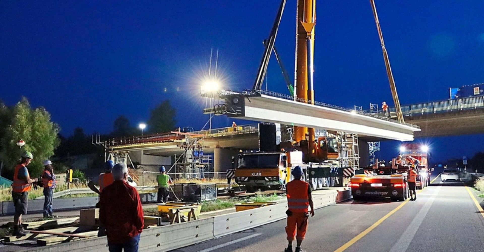 Ein mächtiger Kran hat die jeweils rund 42 Tonnen schweren Bauteile in die Höhe gehievt. Ein mächtiger Kran hat die jeweils rund 42 Tonnen schweren Bauteile in die Höhe gehievt.