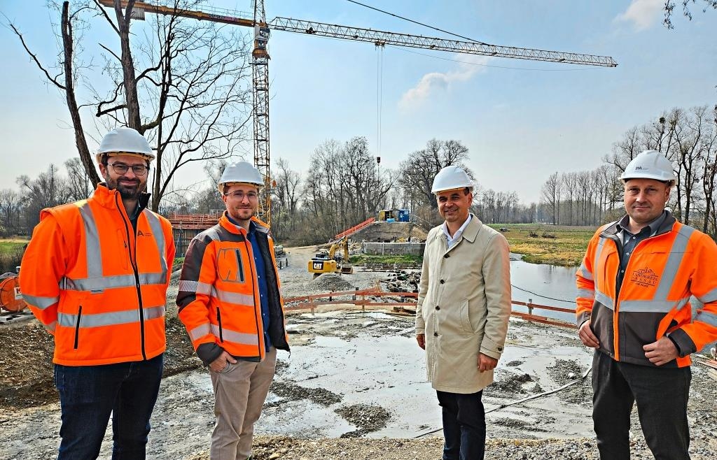 Noch heuer soll hier der Brückenschlag erfolgen. Am bisherigen Standort der Holzbrücke wird eine neue Bogenbrücke errichtet. Die nötigen Bohrpfähle sind gesetzt, die Arbeit an den Widerlagern läuft. Mit dem Baufortschritt sind die beiden Projektverantwortlichen am Landratsamt, (v.l.) Christian Hausinger und Andreas Maier, Bauaufseher Stefan Grundmüller (r.) und Landrat Raimund Kneidinger sehr zufrieden. - Foto: Sabine Kain Noch heuer soll hier der Brückenschlag erfolgen. Am bisherigen Standort der Holzbrücke wird eine neue Bogenbrücke errichtet. Die nötigen Bohrpfähle sind gesetzt, die Arbeit an den Widerlagern läuft. Mit dem Baufortschritt sind die beiden Projektverantwortlichen am Landratsamt, (v.l.) Christian Hausinger und Andreas Maier, Bauaufseher Stefan Grundmüller (r.) und Landrat Raimund Kneidinger sehr zufrieden. - Foto: Sabine Kain
