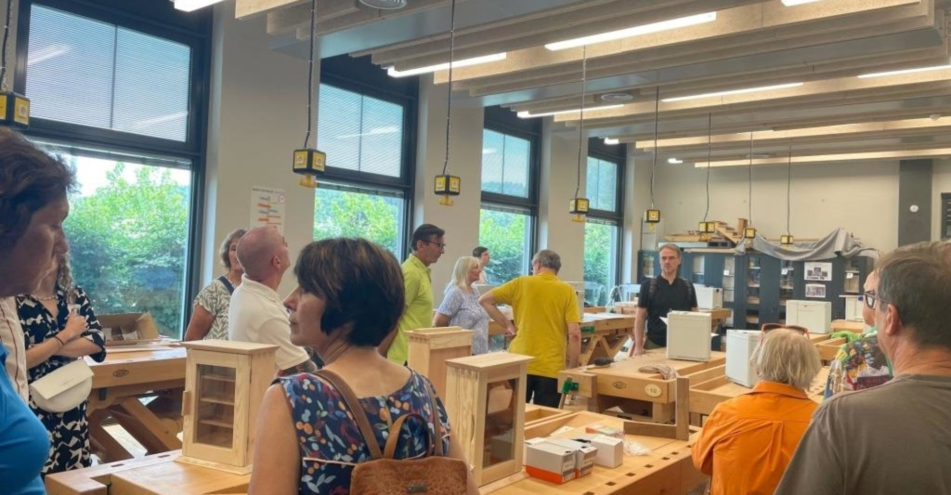 „Das nennt man Akustikwellen“: Projektleiter Wiese erklärt, dass die speziell aussehenden Decken durch ihre Struktur den Schall im Raum dämpften. Wiese: „Dasselbe gilt für den Boden, auch wenn man es nicht sieht. Es sind fast überall sogenannte Hohlböden drin.“ − Fotos: Julia Huber „Das nennt man Akustikwellen“: Projektleiter Wiese erklärt, dass die speziell aussehenden Decken durch ihre Struktur den Schall im Raum dämpften. Wiese: „Dasselbe gilt für den Boden, auch wenn man es nicht sieht. Es sind fast überall sogenannte Hohlböden drin.“ − Fotos: Julia Huber