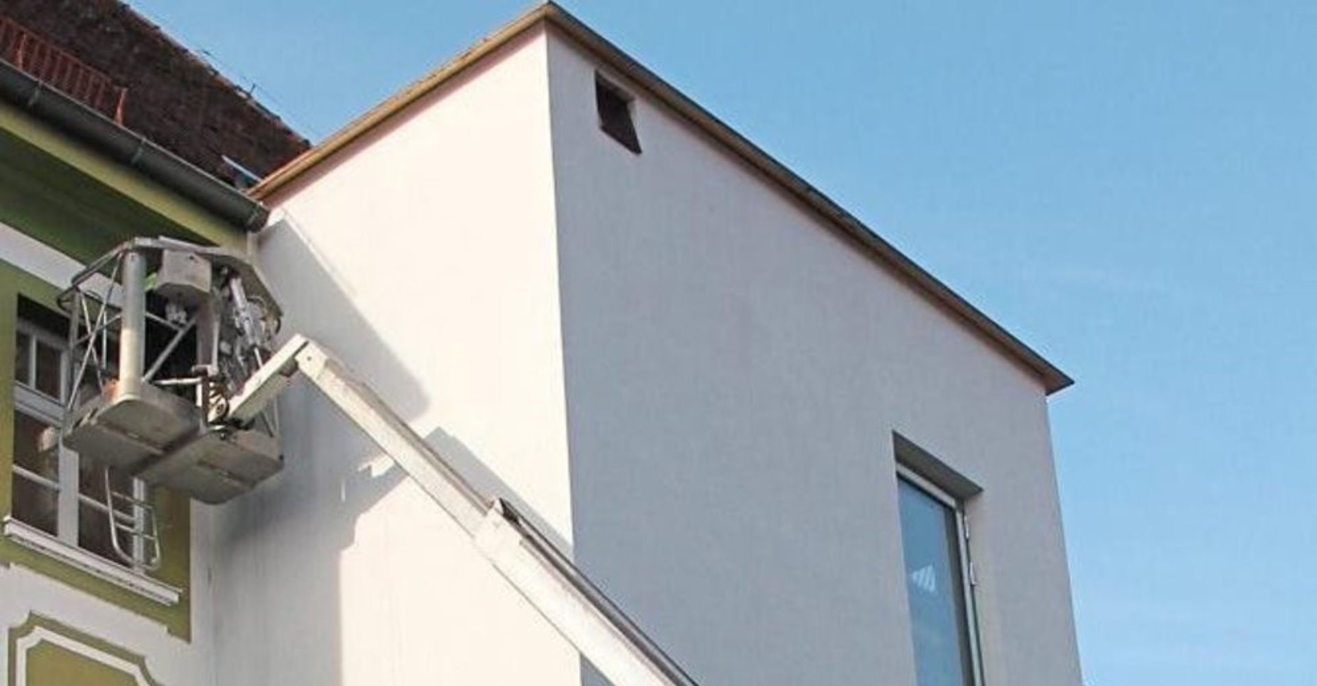 Für rund 300.000 Euro erhält das Rathaus auf der Rückseite einen Aufzug. In den nächsten 14 Tagen bekommt der Aufzugturm Spalierfassade und Außentreppe. In dieser Zeit bleibt der Parkplatz gesperrt. -Foto: Doris Zitzelsberger Für rund 300.000 Euro erhält das Rathaus auf der Rückseite einen Aufzug. In den nächsten 14 Tagen bekommt der Aufzugturm Spalierfassade und Außentreppe. In dieser Zeit bleibt der Parkplatz gesperrt. -Foto: Doris Zitzelsberger