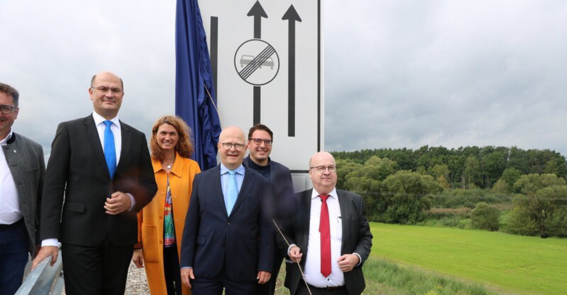 Bei der feierlichen Eröffnung des Ausbaus der Bundesstraße 16 enthüllten Albert Füracker (von links), Tanja Schweiger, Michael Theurer, Sebastian Koch und Berthold Schneider vom Straßenbauamt eine Verkehrstafel. -Foto: Bettina Dostal Bei der feierlichen Eröffnung des Ausbaus der Bundesstraße 16 enthüllten Albert Füracker (von links), Tanja Schweiger, Michael Theurer, Sebastian Koch und Berthold Schneider vom Straßenbauamt eine Verkehrstafel. -Foto: Bettina Dostal