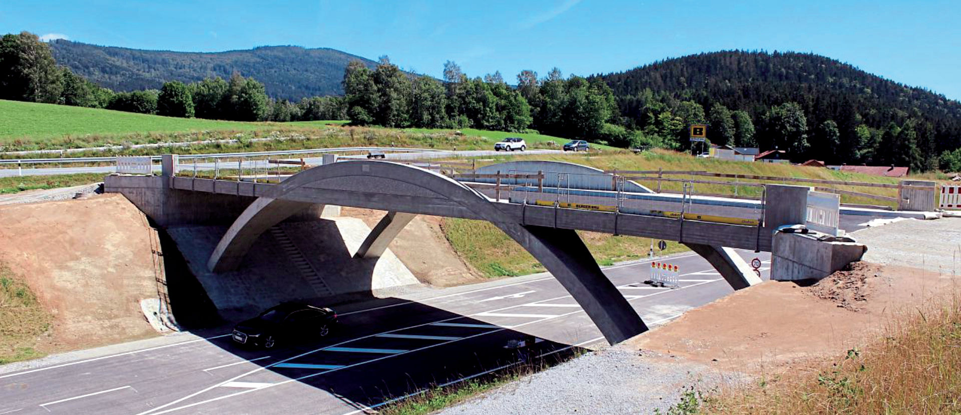 Noch ziert ein Behelfsgeländer die Brücke bei Hochbühl. Das endgültige Geländer soll im August montiert werden. Foto: Thomas Hobelsberger Noch ziert ein Behelfsgeländer die Brücke bei Hochbühl. Das endgültige Geländer soll im August montiert werden. Foto: Thomas Hobelsberger