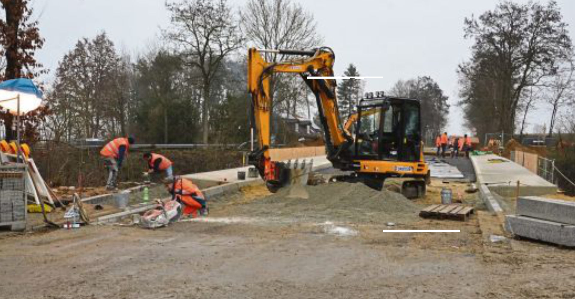 Mit Hochdruck wird an der Brücke über die B 299 bei Siegenburg gearbeitet, die bis Weihnachten wieder befahrbar sein soll. -Foto: Harry Bruckmeier Mit Hochdruck wird an der Brücke über die B 299 bei Siegenburg gearbeitet, die bis Weihnachten wieder befahrbar sein soll. -Foto: Harry Bruckmeier