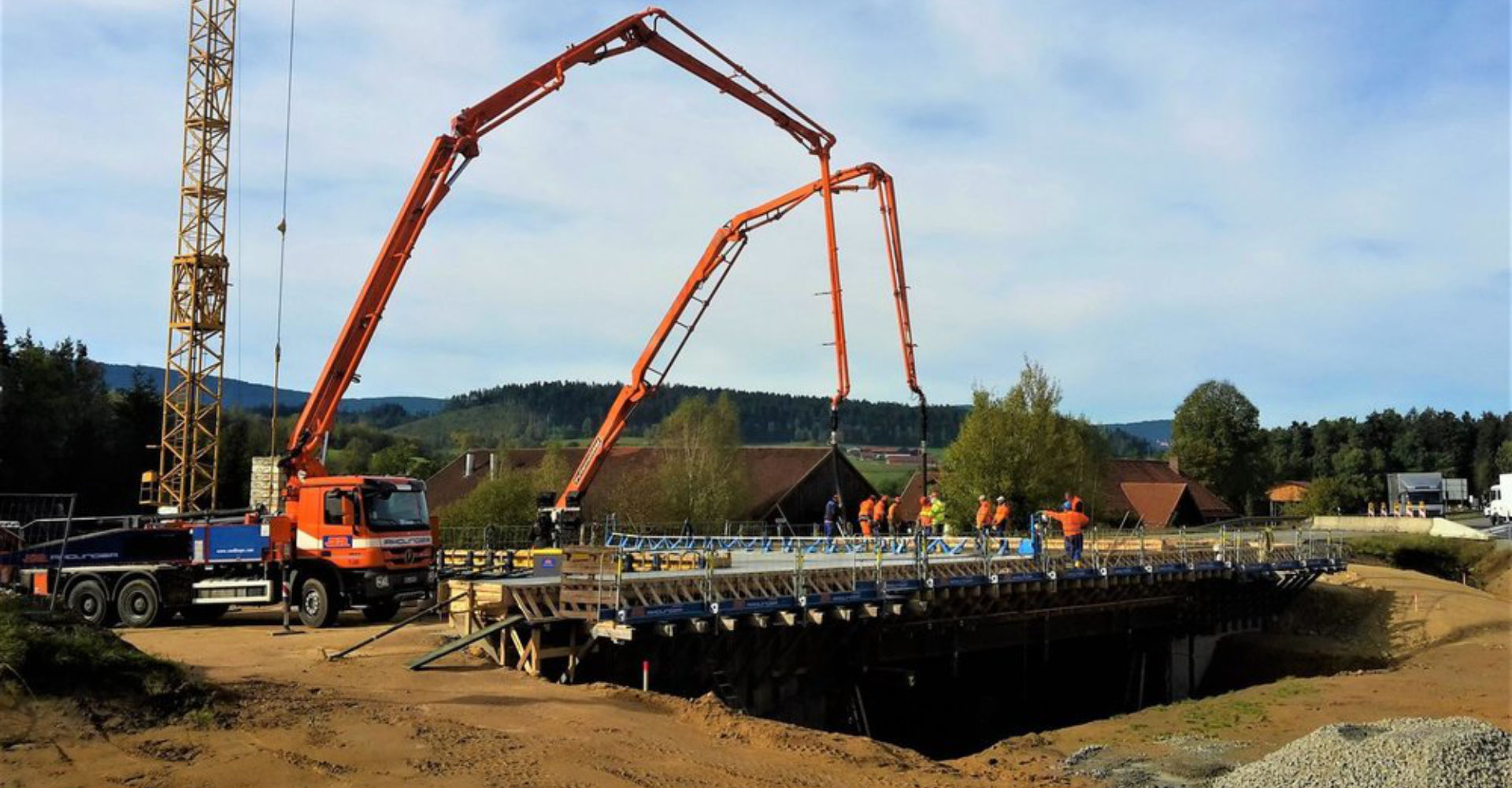 Bei Ayrhof auf der B85 wird im Moment der Überbau der Brücke betoniert. Foto: Sabine Süß/Staatliches Bauamt Passau Bei Ayrhof auf der B85 wird im Moment der Überbau der Brücke betoniert. Foto: Sabine Süß/Staatliches Bauamt Passau
