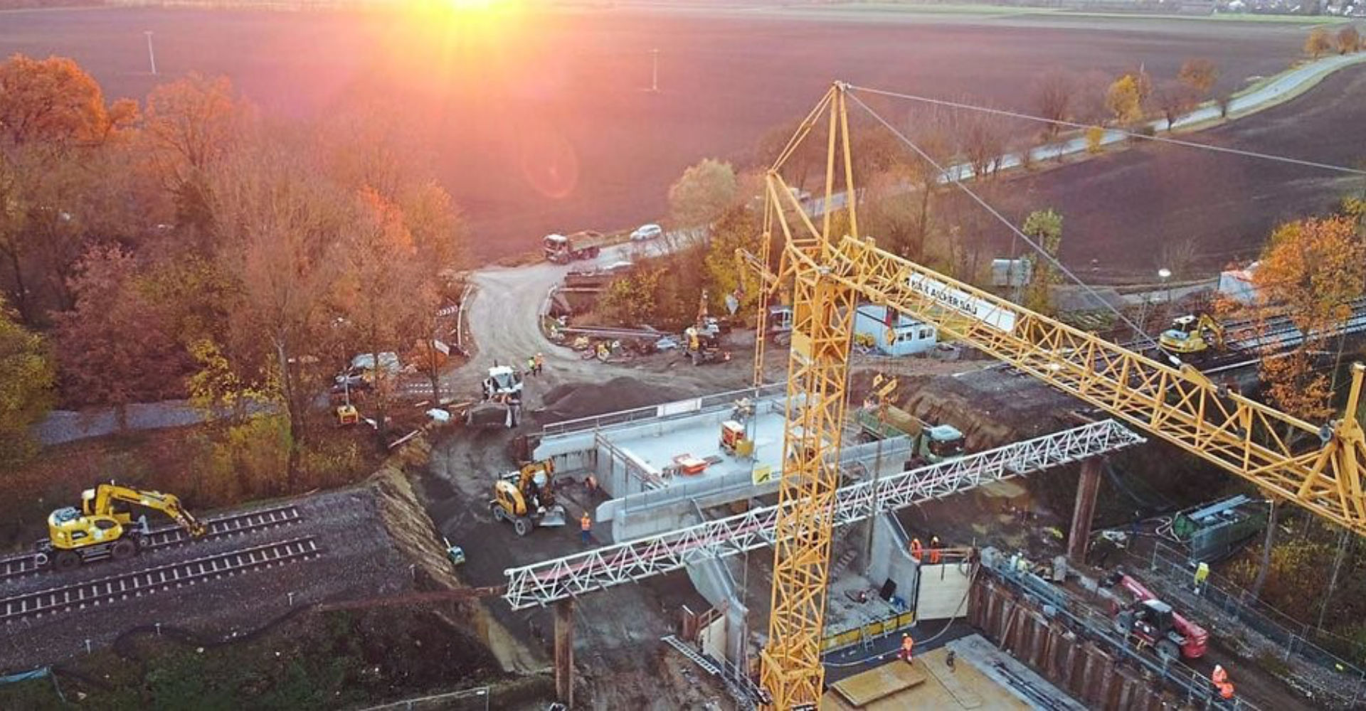 Das Einschieben der Eisenbahn-Überführung ist beendet. -Foto: Wenzel Neumann/Firma Geser Das Einschieben der Eisenbahn-Überführung ist beendet. -Foto: Wenzel Neumann/Firma Geser
