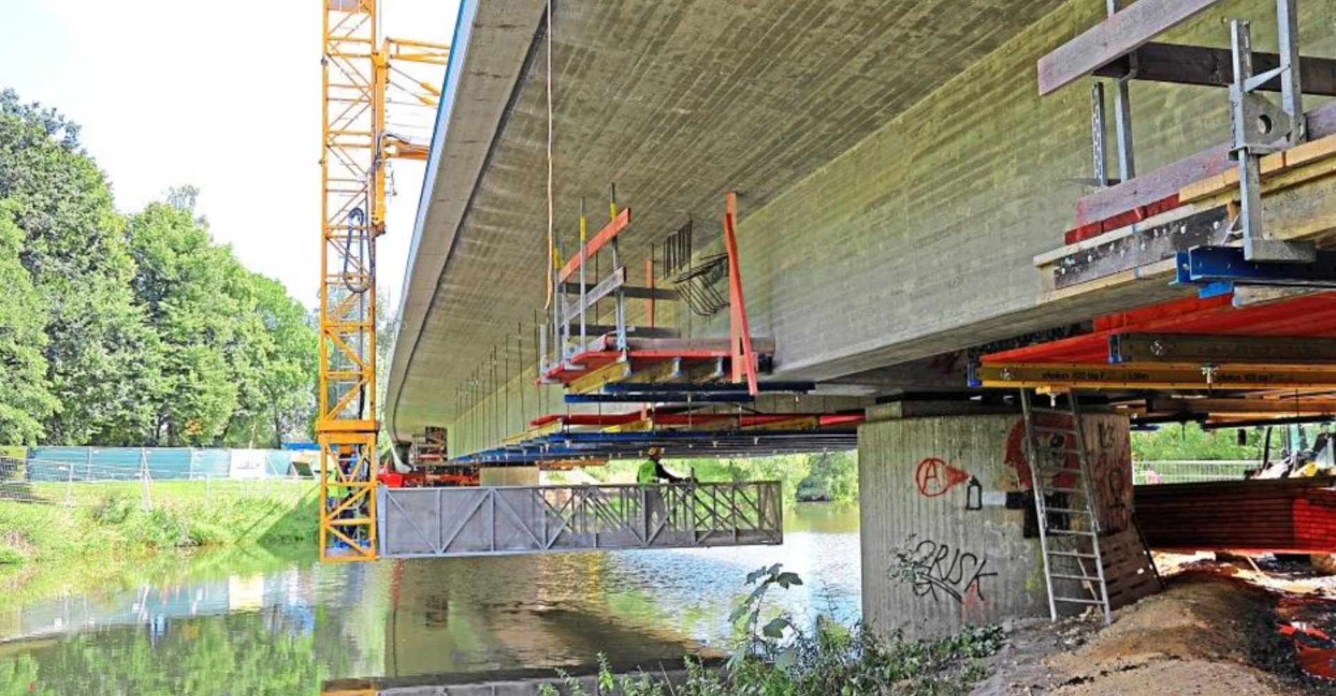 Die Arbeiten unter der Brücke erfolgen mit Hilfe eines Hängegerüstes. So lässt sich eine Sperrung der B 20 samt Umleitung durch Eggenfelden vermeiden. −Fotos: Staatliches Bauamt Passau/Süß Die Arbeiten unter der Brücke erfolgen mit Hilfe eines Hängegerüstes. So lässt sich eine Sperrung der B 20 samt Umleitung durch Eggenfelden vermeiden. −Fotos: Staatliches Bauamt Passau/Süß