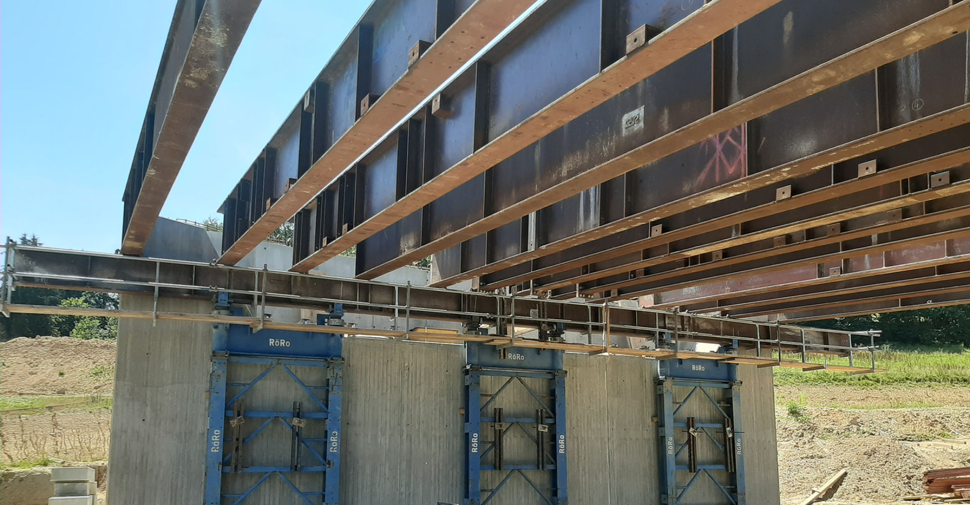 Bei den Jochtürme aus röro Rüststützen S150 konnten an den Widerlagern die vorhandenen Fundamente genutzt werden... Foto: thyssenkrupp Infrastructure Bei den Jochtürme aus röro Rüststützen S150 konnten an den Widerlagern die vorhandenen Fundamente genutzt werden... Foto: thyssenkrupp Infrastructure