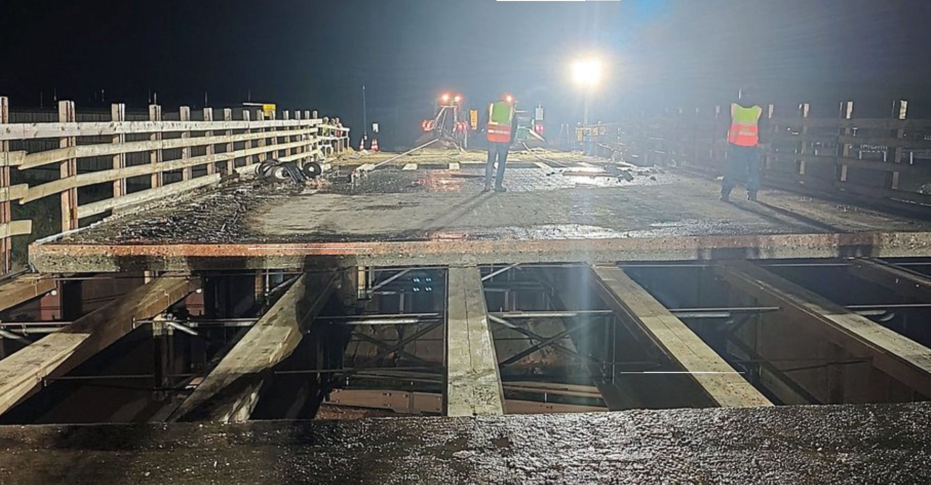 Seilwinden zogen die Betonabschnitte von der Brücke - darunter nur noch Stahlträger und die A3-Fahrbahn. Foto: Alexandra Wissinger Seilwinden zogen die Betonabschnitte von der Brücke - darunter nur noch Stahlträger und die A3-Fahrbahn. Foto: Alexandra Wissinger