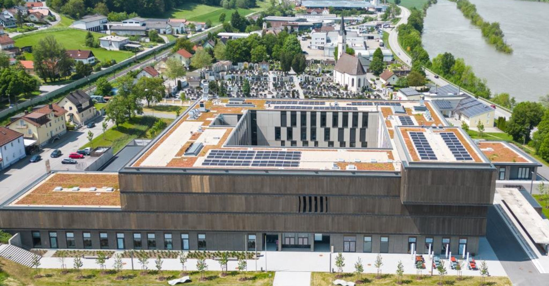 Die neue Berufsschule von oben. Die Gestaltung mit den braunen Lamellen, die sich mit der Sonne mitbewegen, wird mitunter kritisiert. Architekt Stefan Feigel ist dennoch vom Konzept überzeugt: „Ich bin voller stolz, was entstanden ist“. Die neue Berufsschule von oben. Die Gestaltung mit den braunen Lamellen, die sich mit der Sonne mitbewegen, wird mitunter kritisiert. Architekt Stefan Feigel ist dennoch vom Konzept überzeugt: „Ich bin voller stolz, was entstanden ist“.