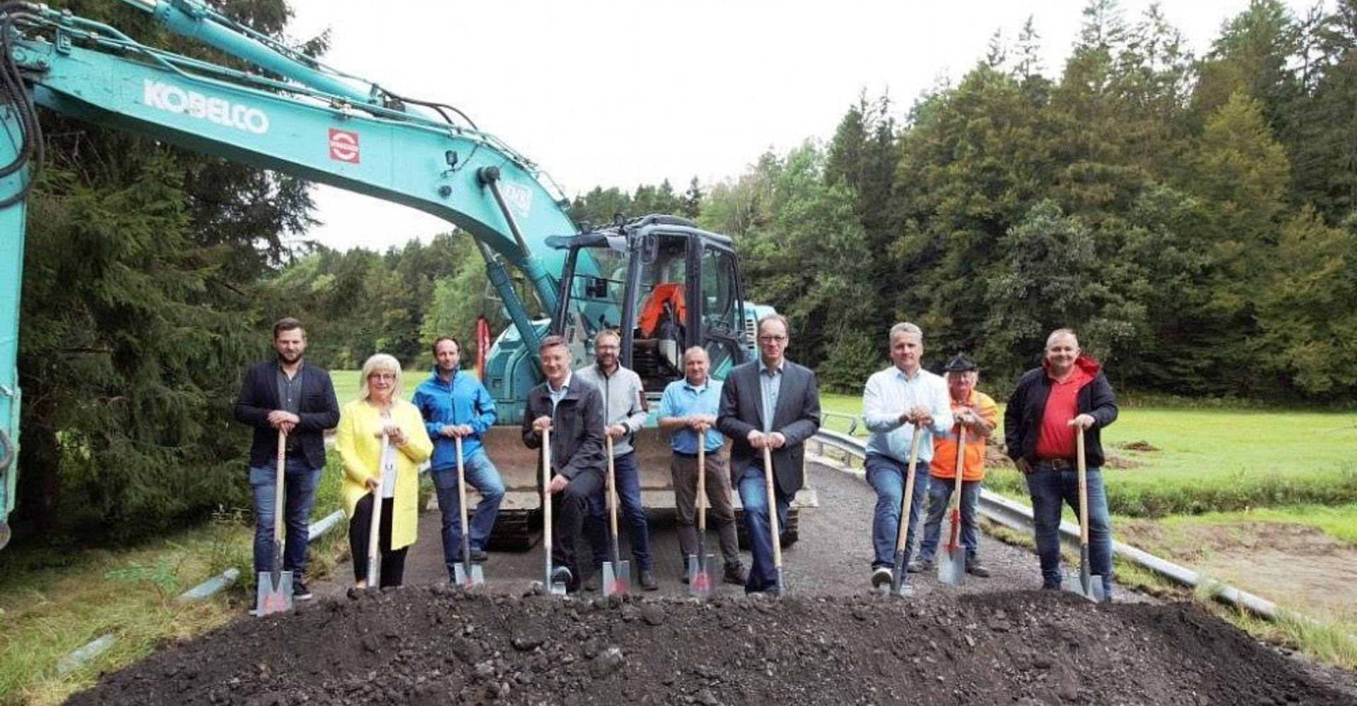 Mit einem symbolischen Spatenstich haben die Arbeiten an der Großen Ohe begonnen. Beim Spatenstich waren mit dabei (v. l.) Tiefbauamtsleiter Alexander Bauer, stv. Landrätin Helga Weinberger, Andreas Gaisbauer, der von Seiten des Landratsamtes die Bauaufsicht übernimmt, Planer Stefan Hentschinski, Tobias Feigl und Christian Ammerer von der ausführenden Firma, die beiden Bürgermeister Martin Behringer (Thurmansbang) und Dirk Rohowski (Zenting) sowie Polier Willi Altmann und Bauleiter Markus Köppl. −Foto: Landratsamt Freyung-Grafenau Mit einem symbolischen Spatenstich haben die Arbeiten an der Großen Ohe begonnen. Beim Spatenstich waren mit dabei (v. l.) Tiefbauamtsleiter Alexander Bauer, stv. Landrätin Helga Weinberger, Andreas Gaisbauer, der von Seiten des Landratsamtes die Bauaufsicht übernimmt, Planer Stefan Hentschinski, Tobias Feigl und Christian Ammerer von der ausführenden Firma, die beiden Bürgermeister Martin Behringer (Thurmansbang) und Dirk Rohowski (Zenting) sowie Polier Willi Altmann und Bauleiter Markus Köppl. −Foto: Landratsamt Freyung-Grafenau