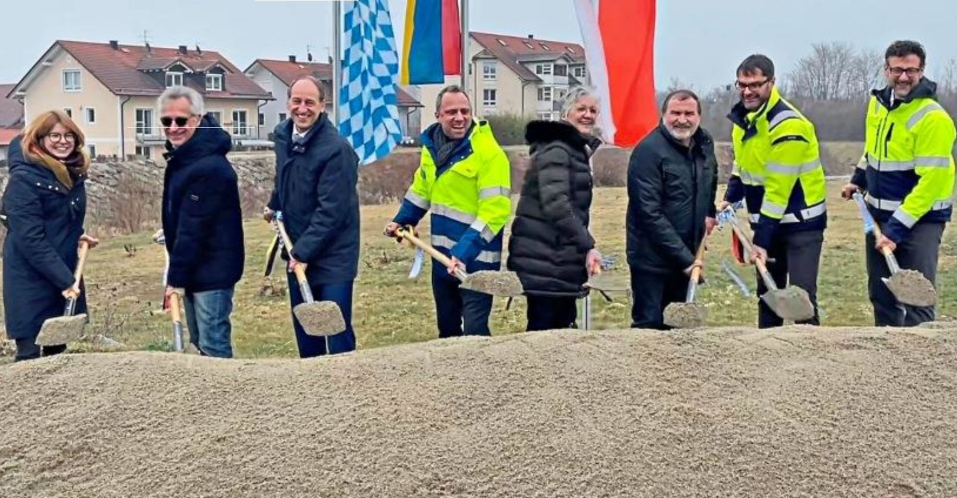 Beim Spatenstich zum Start der Hochwasserschutzmaßnahmen am Simbach: (von links) MdB Marlene Schönberger, Simbachs 2. Bürgermeister Dr. Bernhard Großwieser, MdL Martin Wagle, Bayerns Umweltminister Thorsten Glauber, stv. Landrätin Edeltraud Plattner, MdB Max Straubinger, Siegfried Ratzinger, stv. Leiter des Wasserwirtschaftsamtes Deggendorf, sowie Planer Roland Schmid, ebenfalls vom Wasserwirtschaftsamt. Beim Spatenstich zum Start der Hochwasserschutzmaßnahmen am Simbach: (von links) MdB Marlene Schönberger, Simbachs 2. Bürgermeister Dr. Bernhard Großwieser, MdL Martin Wagle, Bayerns Umweltminister Thorsten Glauber, stv. Landrätin Edeltraud Plattner, MdB Max Straubinger, Siegfried Ratzinger, stv. Leiter des Wasserwirtschaftsamtes Deggendorf, sowie Planer Roland Schmid, ebenfalls vom Wasserwirtschaftsamt.