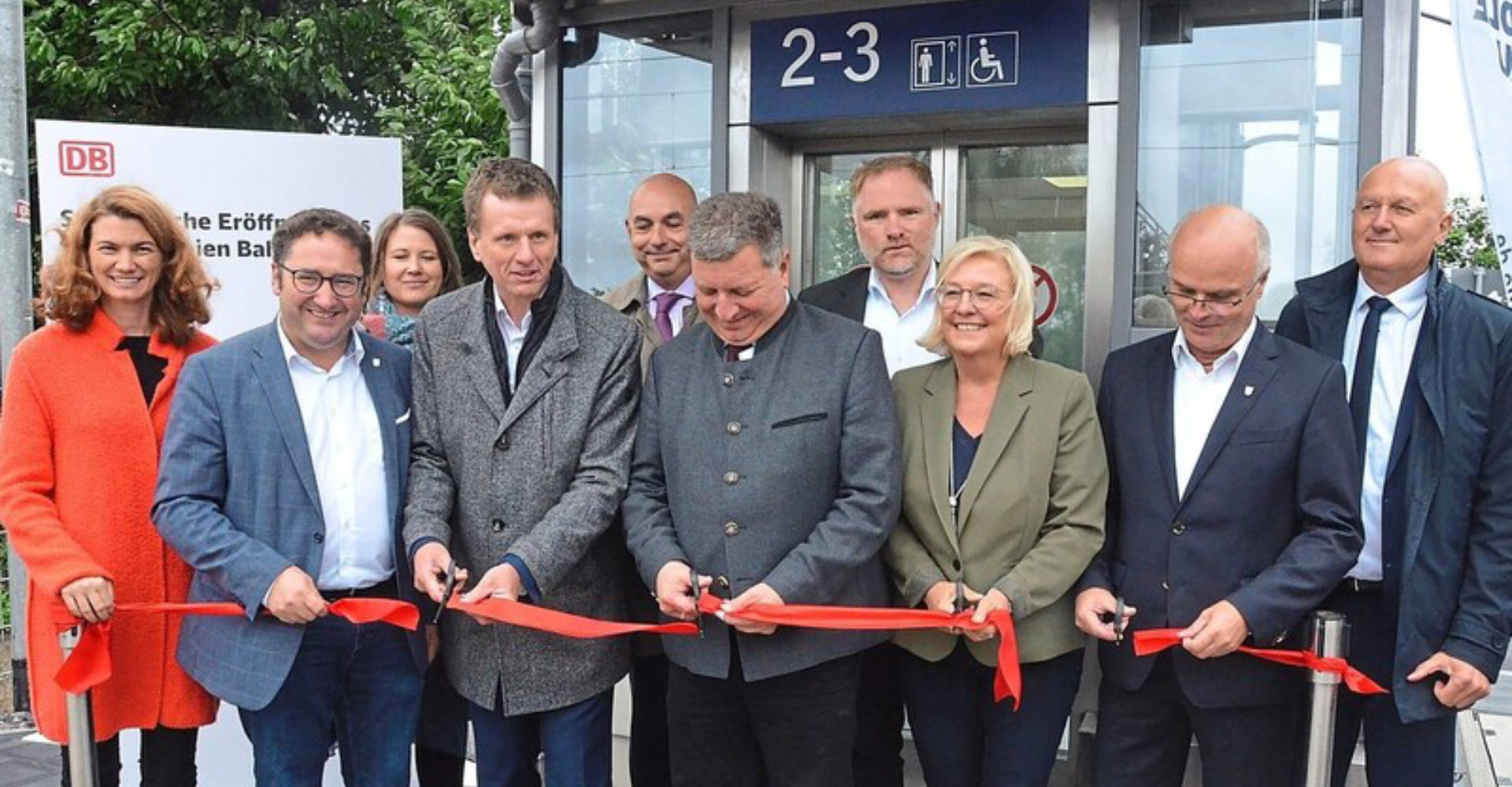 Das Band ist durchtrennt, der Weg zu den Zügen ist frei. -Foto: Wenzel Neumann Das Band ist durchtrennt, der Weg zu den Zügen ist frei. -Foto: Wenzel Neumann