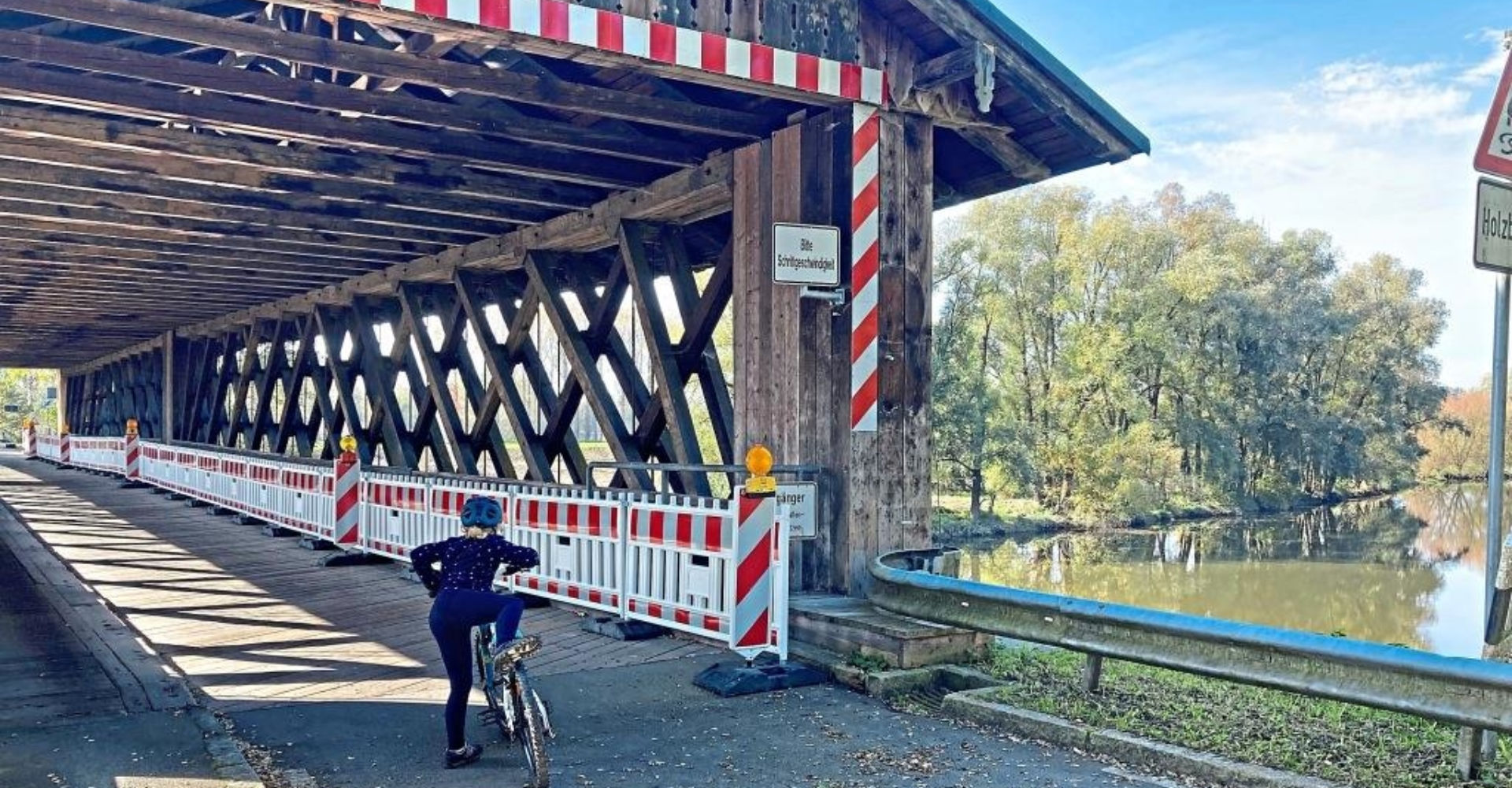 Die historische und denkmalgeschützte Brücke über die Rott in Weihmörting bleibt erhalten und wird versetzt. − Foto: Archiv Zauner Die historische und denkmalgeschützte Brücke über die Rott in Weihmörting bleibt erhalten und wird versetzt. − Foto: Archiv Zauner
