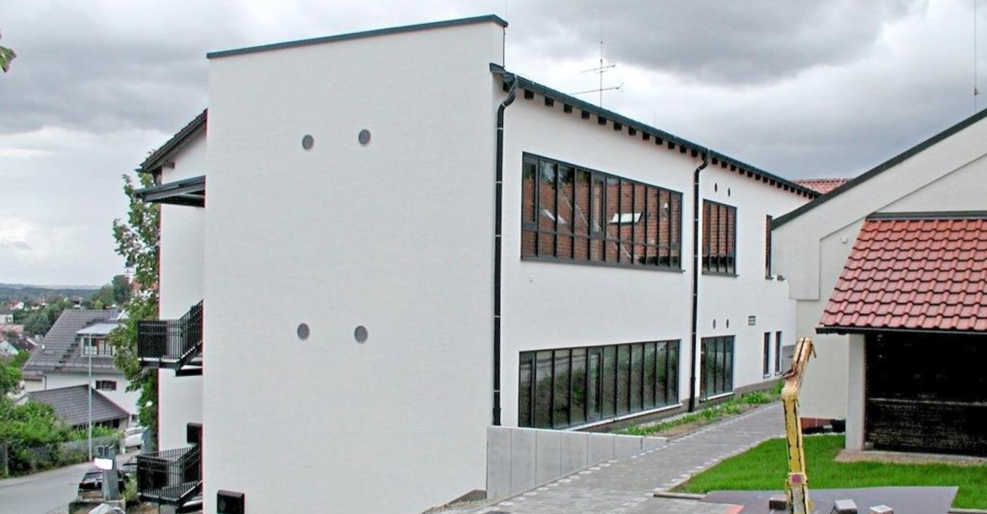 Der Anbautrakt mit Klassenzimmern und der Ganztagsbetreuung (links) ist soweit fertig und kann zum Schuljahresbeginn 2023/24 bezogen werden. −Foto: Robert Fuchs Der Anbautrakt mit Klassenzimmern und der Ganztagsbetreuung (links) ist soweit fertig und kann zum Schuljahresbeginn 2023/24 bezogen werden. −Foto: Robert Fuchs