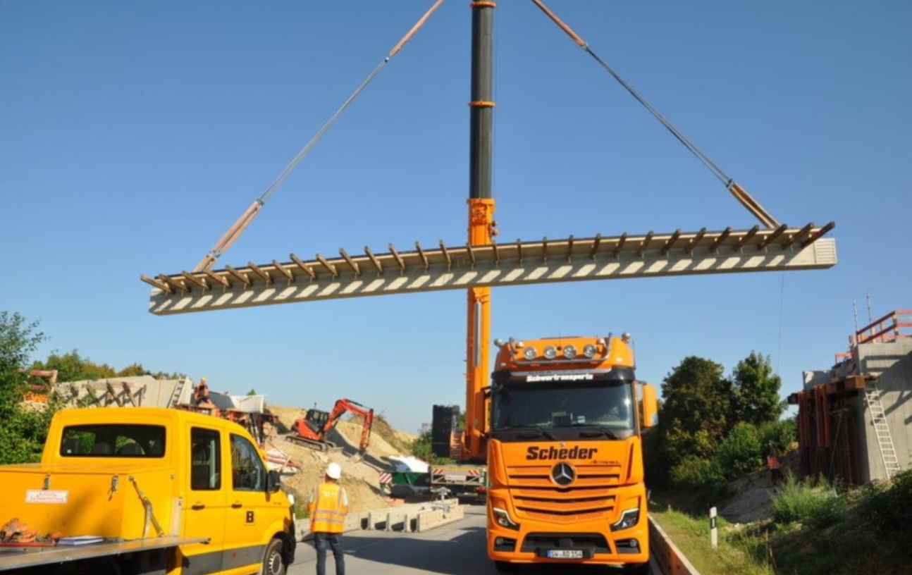 Die Brückenteile wurden präzise auf die beiden Pfeiler gesetzt. −Foto: Luderer-Ostner Die Brückenteile wurden präzise auf die beiden Pfeiler gesetzt. −Foto: Luderer-Ostner