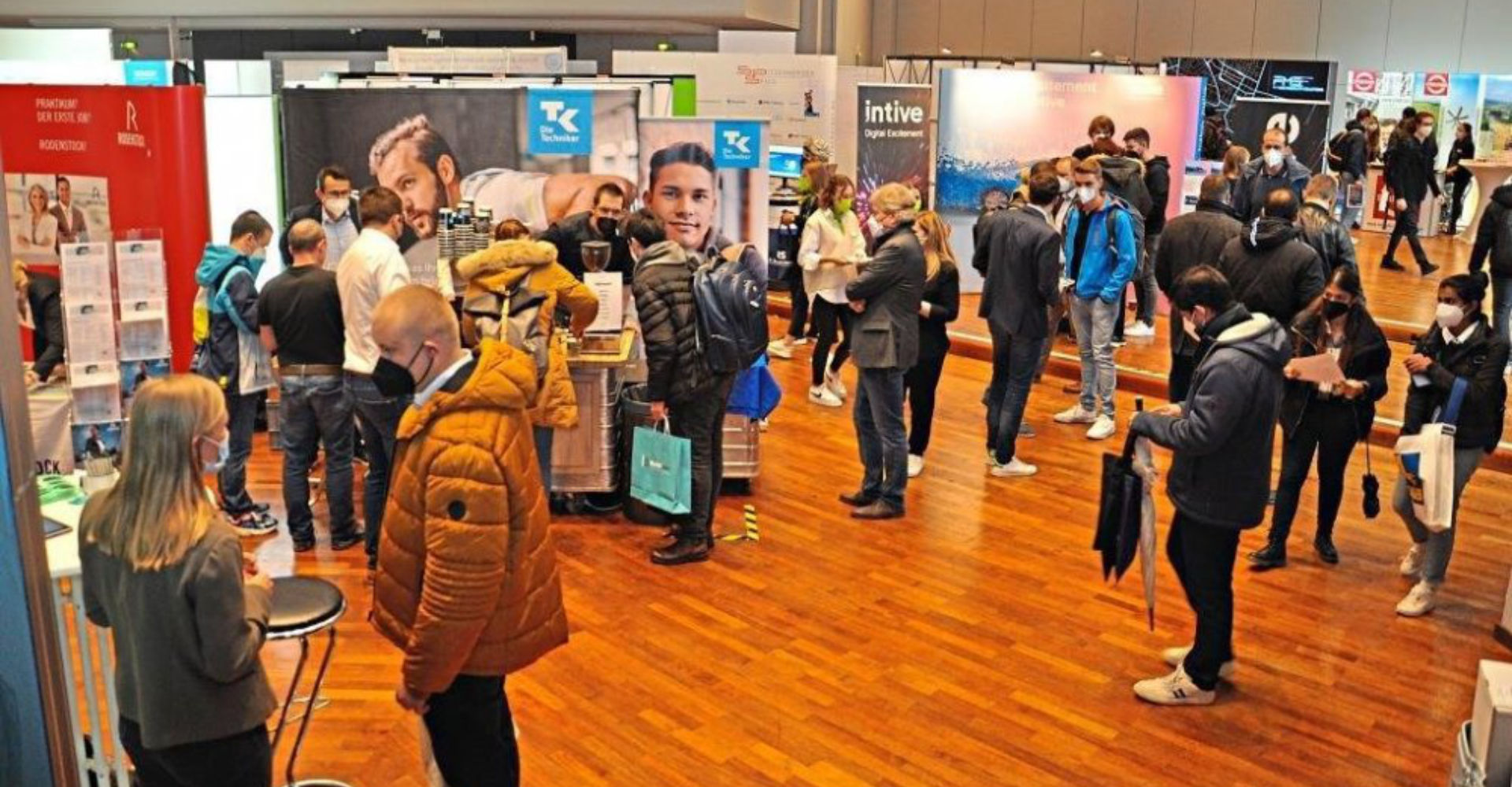 Groß war der Andrang bei der gestrigen Jobbörse in den Stadthallen. Mehr als 160 Unternehmen – überwiegend aus den Bereichen Technik, Wirtschaftswissenschaften und Informatik, waren vertreten. -Fotos: Fuchs Groß war der Andrang bei der gestrigen Jobbörse in den Stadthallen. Mehr als 160 Unternehmen – überwiegend aus den Bereichen Technik, Wirtschaftswissenschaften und Informatik, waren vertreten. -Fotos: Fuchs