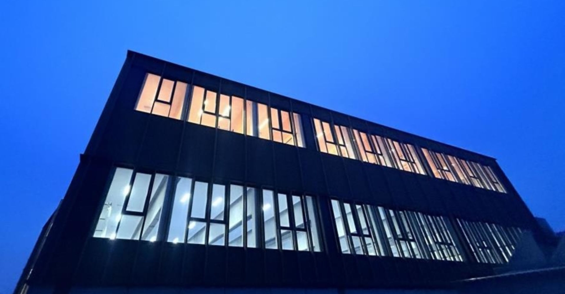 Unten kühles Blau, oben warmes Orange: Bei Dunkelheit kommt das Farbkonzept der neuen zweistöckigen Sechsfachhalle am Schulzentrum auch in der Außenansicht zur Geltung. - Foto: Wild, kplan AG Unten kühles Blau, oben warmes Orange: Bei Dunkelheit kommt das Farbkonzept der neuen zweistöckigen Sechsfachhalle am Schulzentrum auch in der Außenansicht zur Geltung. - Foto: Wild, kplan AG