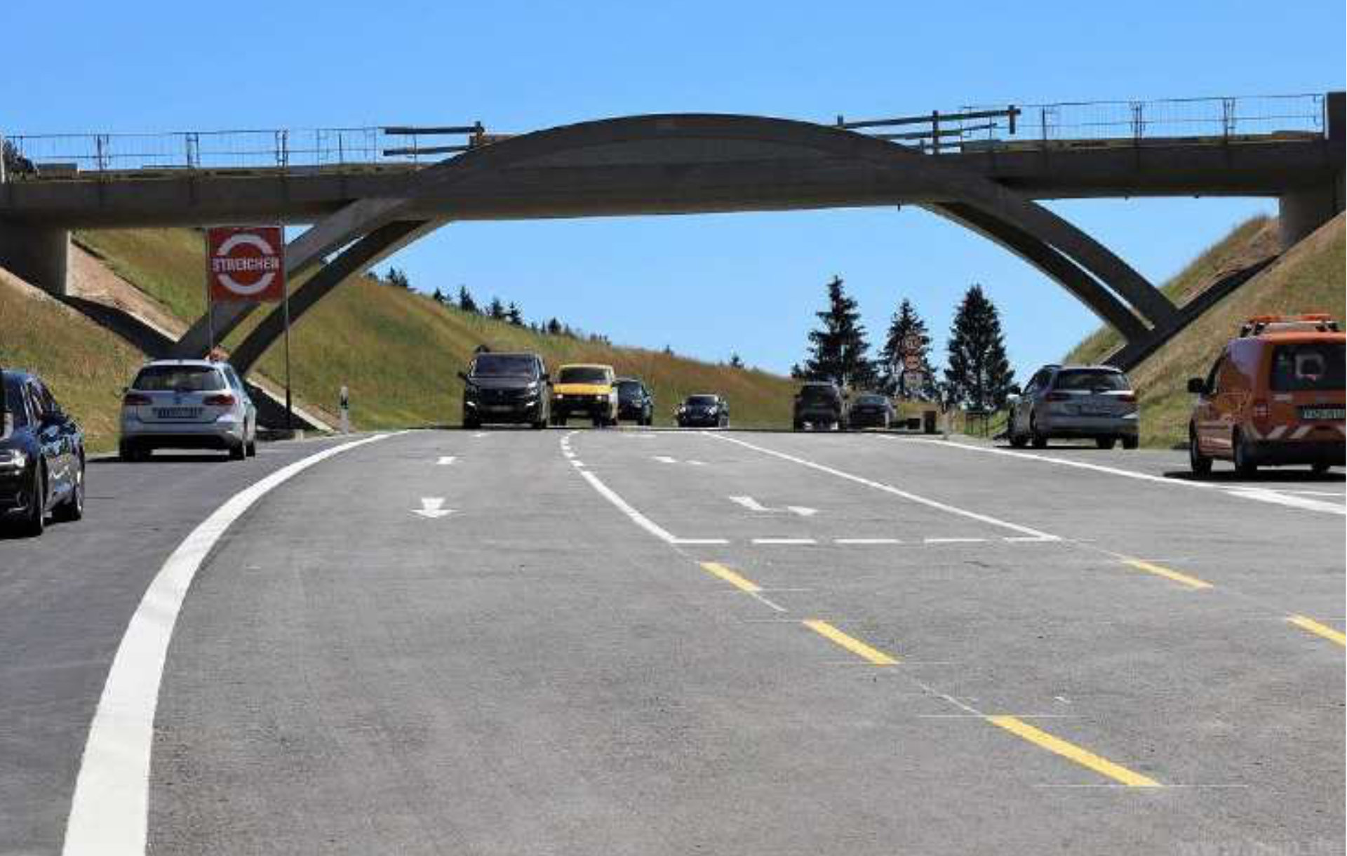 Markant, aber noch namenslos ist die neue Brücke an der B11 bei Hochbühl ( Markant, aber noch namenslos ist die neue Brücke an der B11 bei Hochbühl (