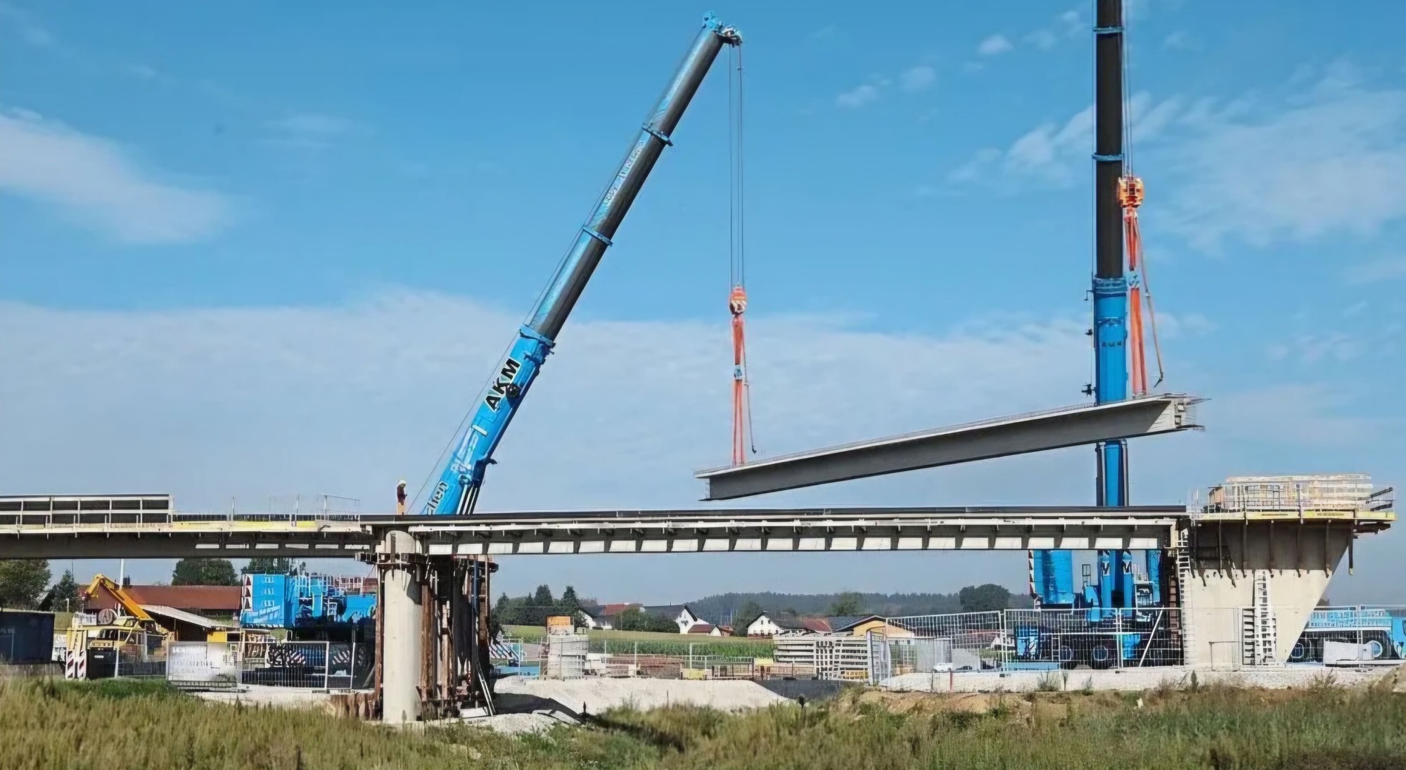 Spezialkräne hoben die Fertigbauteile der Brücke in Position. -Foto: Hans Kronseder Spezialkräne hoben die Fertigbauteile der Brücke in Position. -Foto: Hans Kronseder