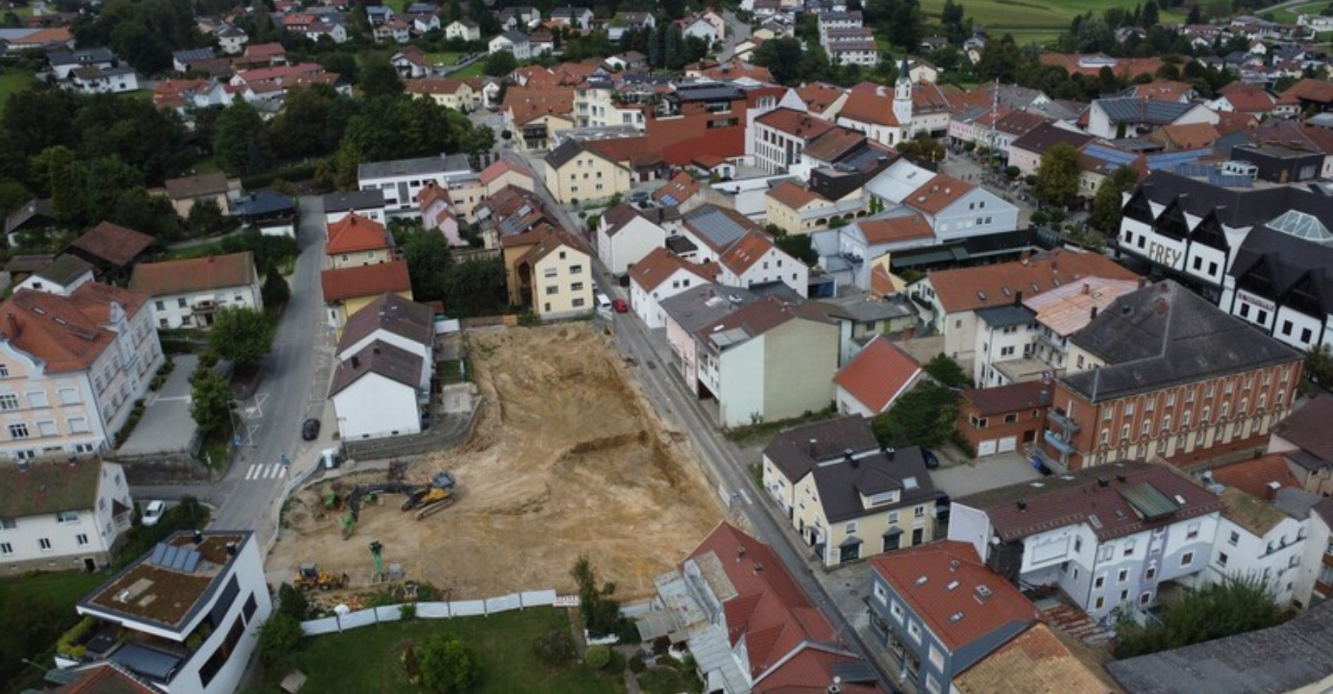 Für den Bau des neuen Parkhauses in der Innenstadt sind die Erdarbeiten angelaufen. Ein Blick aus der Luft auf die Baugrube. -Foto: Jürgen Hirtreiter Für den Bau des neuen Parkhauses in der Innenstadt sind die Erdarbeiten angelaufen. Ein Blick aus der Luft auf die Baugrube. -Foto: Jürgen Hirtreiter