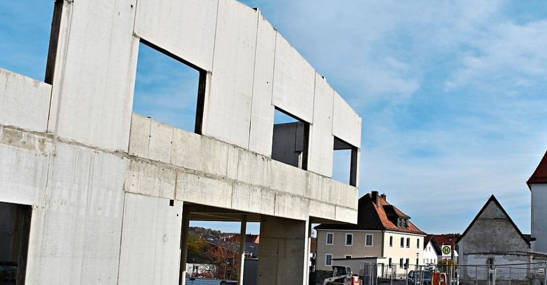 Man schaut beim Fenster rein - und sieht den Himmel: So wird es beim Rathaus-Rohbau den Winter über bleiben. −F.: Kuhnt Man schaut beim Fenster rein - und sieht den Himmel: So wird es beim Rathaus-Rohbau den Winter über bleiben. −F.: Kuhnt