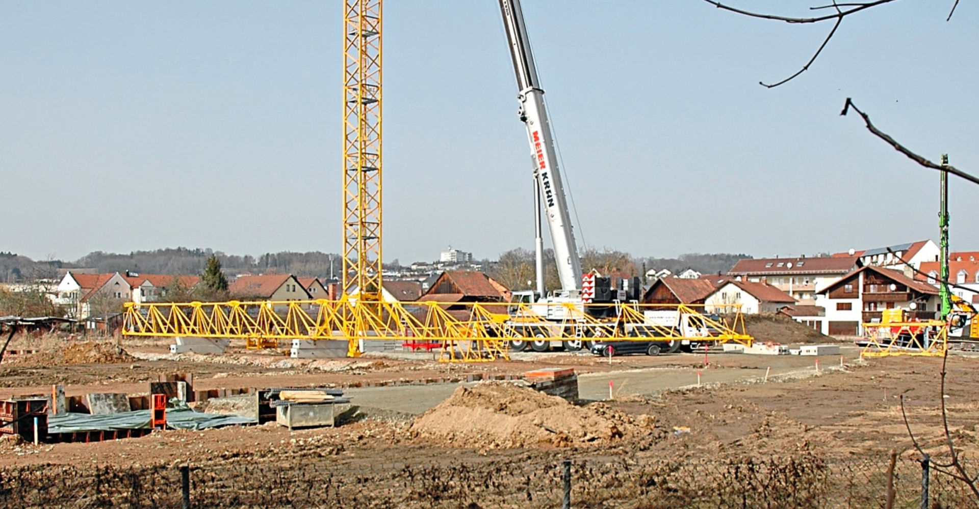 Das Grundstück an der Autobahnauffahrt: Am Montag hat der Stadtrat Baurecht geschaffen, gestern wurde bereits ein Kran aufgestellt. -Foto: Deggendorfer Zeitung / PNP.de, 24.02.2021 Das Grundstück an der Autobahnauffahrt: Am Montag hat der Stadtrat Baurecht geschaffen, gestern wurde bereits ein Kran aufgestellt. -Foto: Deggendorfer Zeitung / PNP.de, 24.02.2021