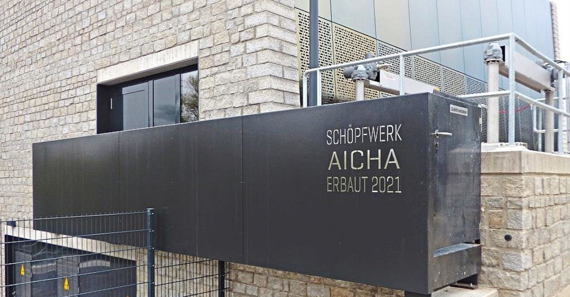 Am oberen Zugang zum neuen Schöpfwerk wurde das Herstellungsdatum ins Metall eingraviert. −Foto: Schiller Am oberen Zugang zum neuen Schöpfwerk wurde das Herstellungsdatum ins Metall eingraviert. −Foto: Schiller