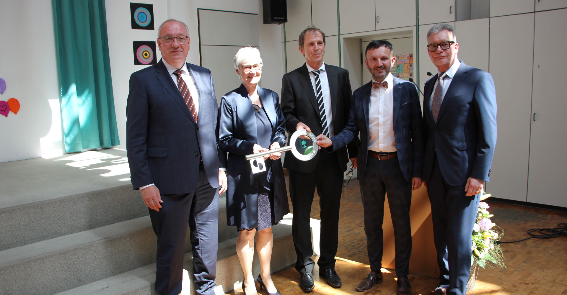 Symbolische Schlüsselübergabe bei der offiziellen Einweihung Symbolische Schlüsselübergabe bei der offiziellen Einweihung