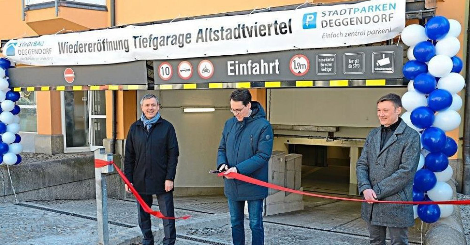 Ein Schnipp – und die Tiefgarage ist nach 17 Monaten Bauzeit endlich wieder auf: Die Erleichterung darüber war Reiner Winter-Häring (v.l.), Christian Moser und Stefan Hentschinski anzumerken. -Fotos: Schreiber Ein Schnipp – und die Tiefgarage ist nach 17 Monaten Bauzeit endlich wieder auf: Die Erleichterung darüber war Reiner Winter-Häring (v.l.), Christian Moser und Stefan Hentschinski anzumerken. -Fotos: Schreiber