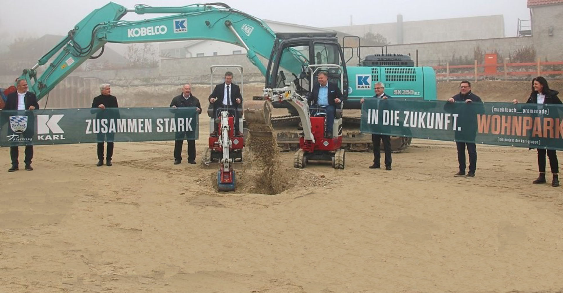 Start frei für das Bauvorhaben an der Mühlbachpromenade: (von links) Projektleiter Dennis Rösner, Architekt Christian Illner, stellvertretender Landrat Josef Färber, Bürgermeister Hans Schmalhofer, Bauunternehmer Günter Karl jun., Leiter Projektplanung Stefan Gigl, Bauamtsleiter Eugen Grimm und Architektin Kathrin Bollwein. -Foto: Oliver Grimm Start frei für das Bauvorhaben an der Mühlbachpromenade: (von links) Projektleiter Dennis Rösner, Architekt Christian Illner, stellvertretender Landrat Josef Färber, Bürgermeister Hans Schmalhofer, Bauunternehmer Günter Karl jun., Leiter Projektplanung Stefan Gigl, Bauamtsleiter Eugen Grimm und Architektin Kathrin Bollwein. -Foto: Oliver Grimm