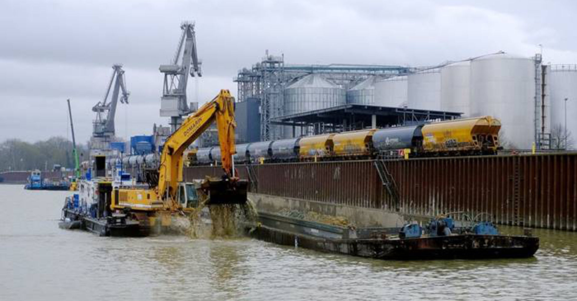 Bis zu sieben Kubikmeter fasst die große Baggerschaufel, mit der derzeit das Hafenbecken ausgebaggert wird. Um 65 Zentimeter wird die Tiefe erweitert. -Foto: Ulli Scharrer Bis zu sieben Kubikmeter fasst die große Baggerschaufel, mit der derzeit das Hafenbecken ausgebaggert wird. Um 65 Zentimeter wird die Tiefe erweitert. -Foto: Ulli Scharrer