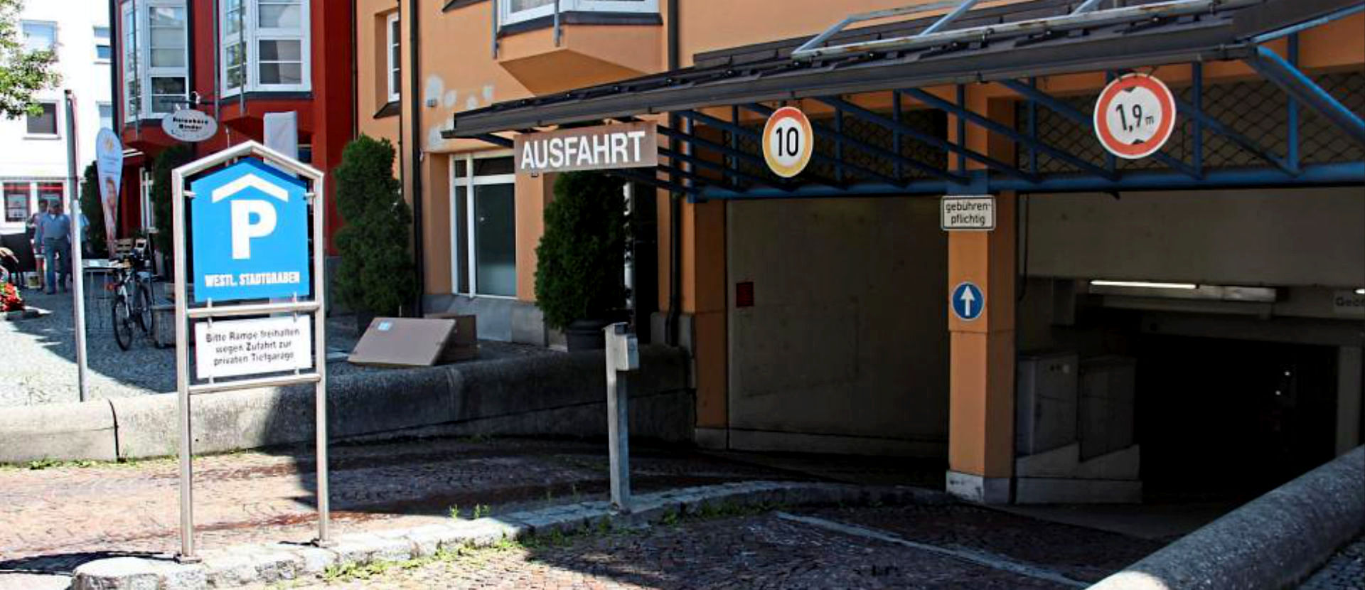 Ab Anfang Oktober wird die Tiefgarage im Deggendorfer Altstadtviertel saniert, ein Jahr später soll sie dann in neuem Glanz erstrahlen. Foto: Oliver Hausladen Ab Anfang Oktober wird die Tiefgarage im Deggendorfer Altstadtviertel saniert, ein Jahr später soll sie dann in neuem Glanz erstrahlen. Foto: Oliver Hausladen