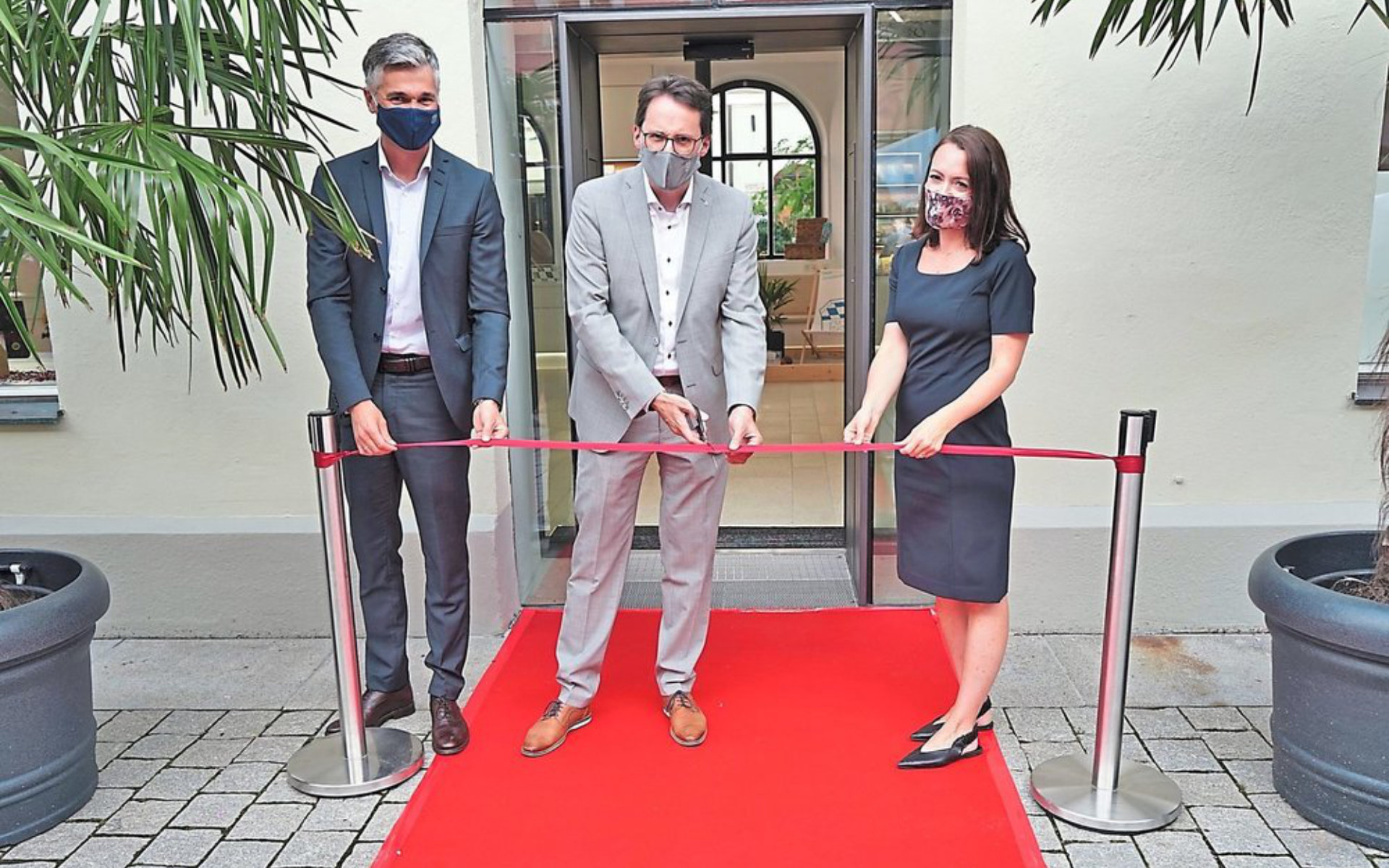 Offizielle Eröffnung der Tourist-Info mit (v. l.) Wirtschaftsförderer Andreas Höhn, OB Christian Moser und Kristina Riedl, Leiterin der Tourist-Info. (Quelle: Thomas Jenner) Offizielle Eröffnung der Tourist-Info mit (v. l.) Wirtschaftsförderer Andreas Höhn, OB Christian Moser und Kristina Riedl, Leiterin der Tourist-Info. (Quelle: Thomas Jenner)