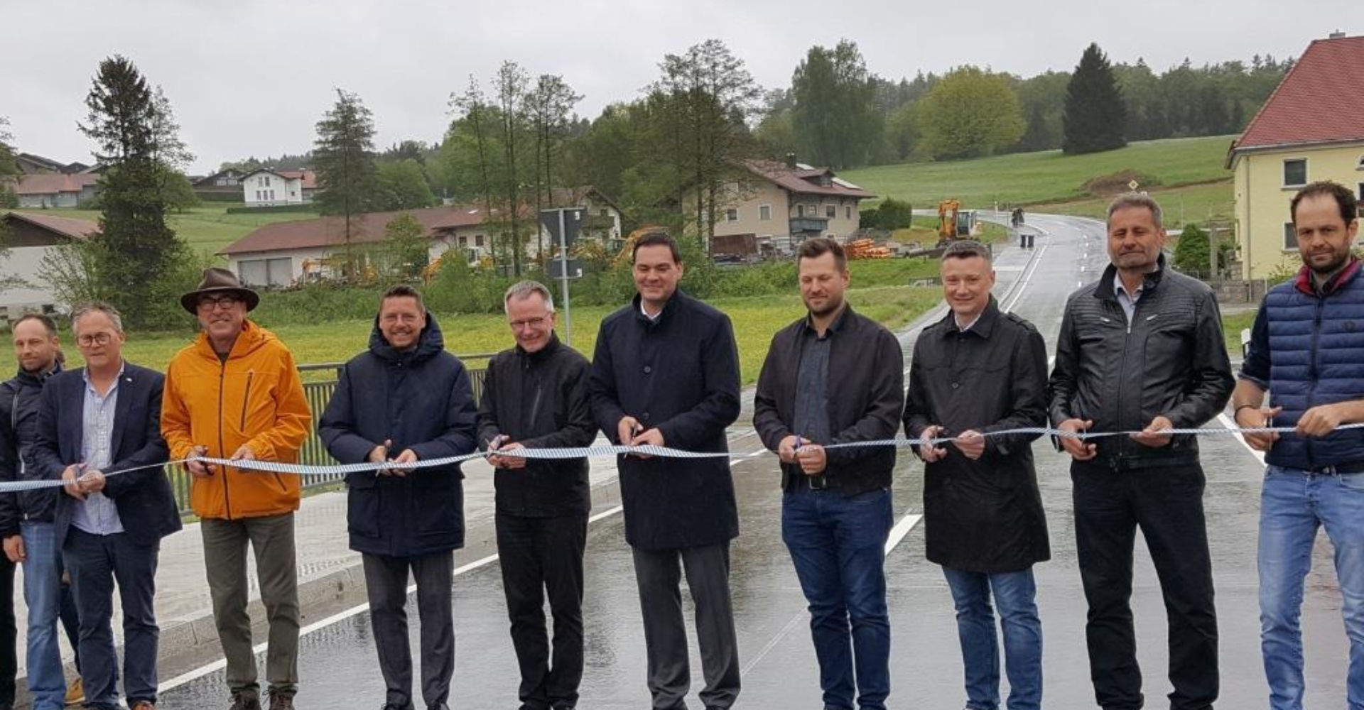 Im Regen wurde am Freitag ganz offiziell nach Beendigung der Baumaßnahme an der neuen Brücke die Kreisstraße von Waldkirchen-Frischeck in Richtung Dorn freigegeben; mit an den Scheren (ab 5. von rechts) Landrat Sebastian Gruber, Stadtpfarrer Michael Nirschl, Waldkirchens Bürgermeister Heinz Pollak, stellvertretender Landrat Franz Brunner mit den Initiatoren der Marterlrenovierung und den Vertreter der am Bau beteiligten Firmen. − Foto: Steiml Im Regen wurde am Freitag ganz offiziell nach Beendigung der Baumaßnahme an der neuen Brücke die Kreisstraße von Waldkirchen-Frischeck in Richtung Dorn freigegeben; mit an den Scheren (ab 5. von rechts) Landrat Sebastian Gruber, Stadtpfarrer Michael Nirschl, Waldkirchens Bürgermeister Heinz Pollak, stellvertretender Landrat Franz Brunner mit den Initiatoren der Marterlrenovierung und den Vertreter der am Bau beteiligten Firmen. − Foto: Steiml