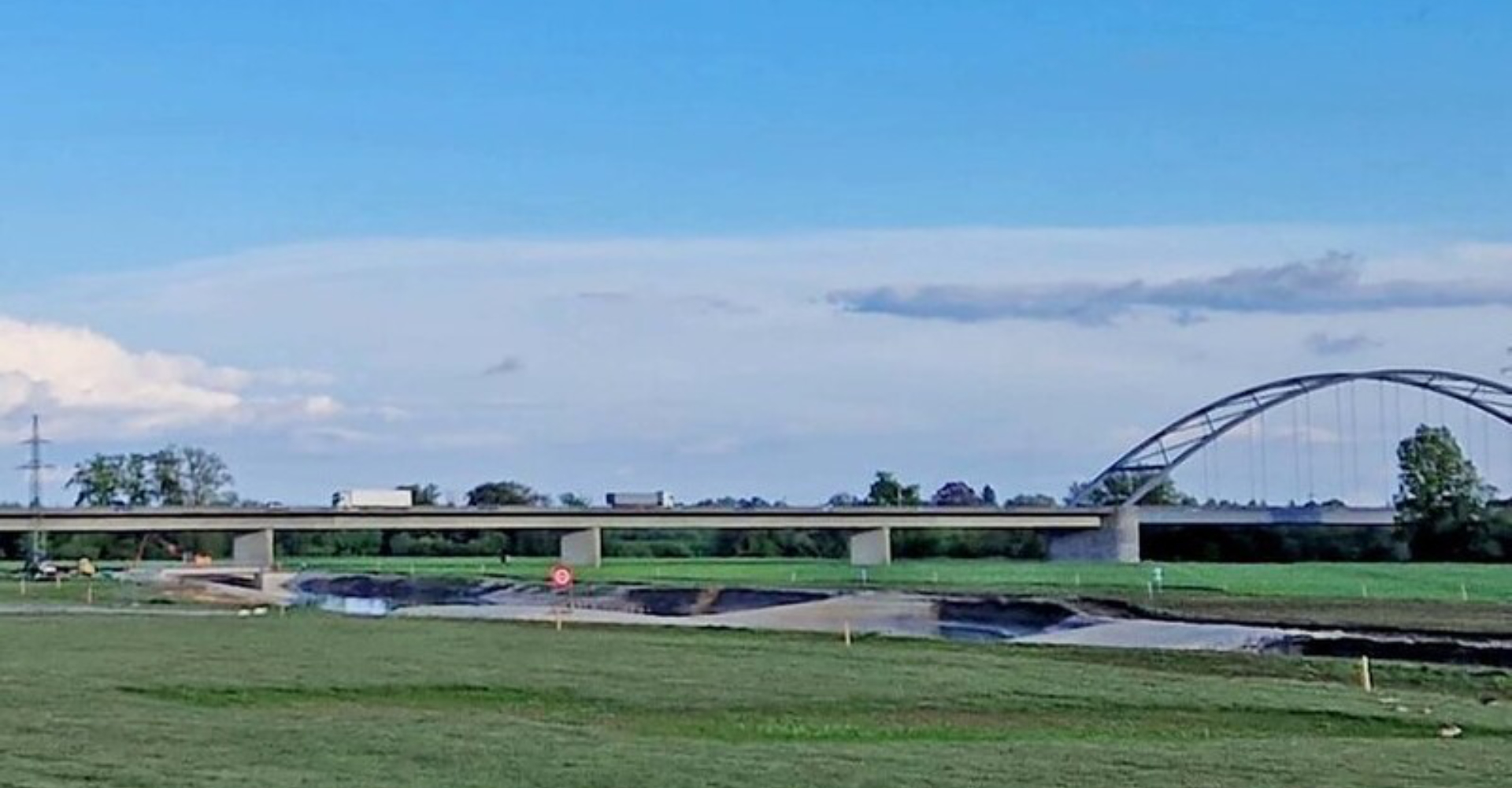 Das B 20-Brückenteilstück von Reibersdorf nach Straubing, die sogenannte nördliche Vorlandbrücke (im Bild links und Mitte), muss dringend erneuert werden. Die Flussbrücke mit der Stahlkonstruktion (rechts) wird erst im Zuge des vierspurigen Ausbaus neu gemacht. -Foto: Claudia Sprenger Das B 20-Brückenteilstück von Reibersdorf nach Straubing, die sogenannte nördliche Vorlandbrücke (im Bild links und Mitte), muss dringend erneuert werden. Die Flussbrücke mit der Stahlkonstruktion (rechts) wird erst im Zuge des vierspurigen Ausbaus neu gemacht. -Foto: Claudia Sprenger