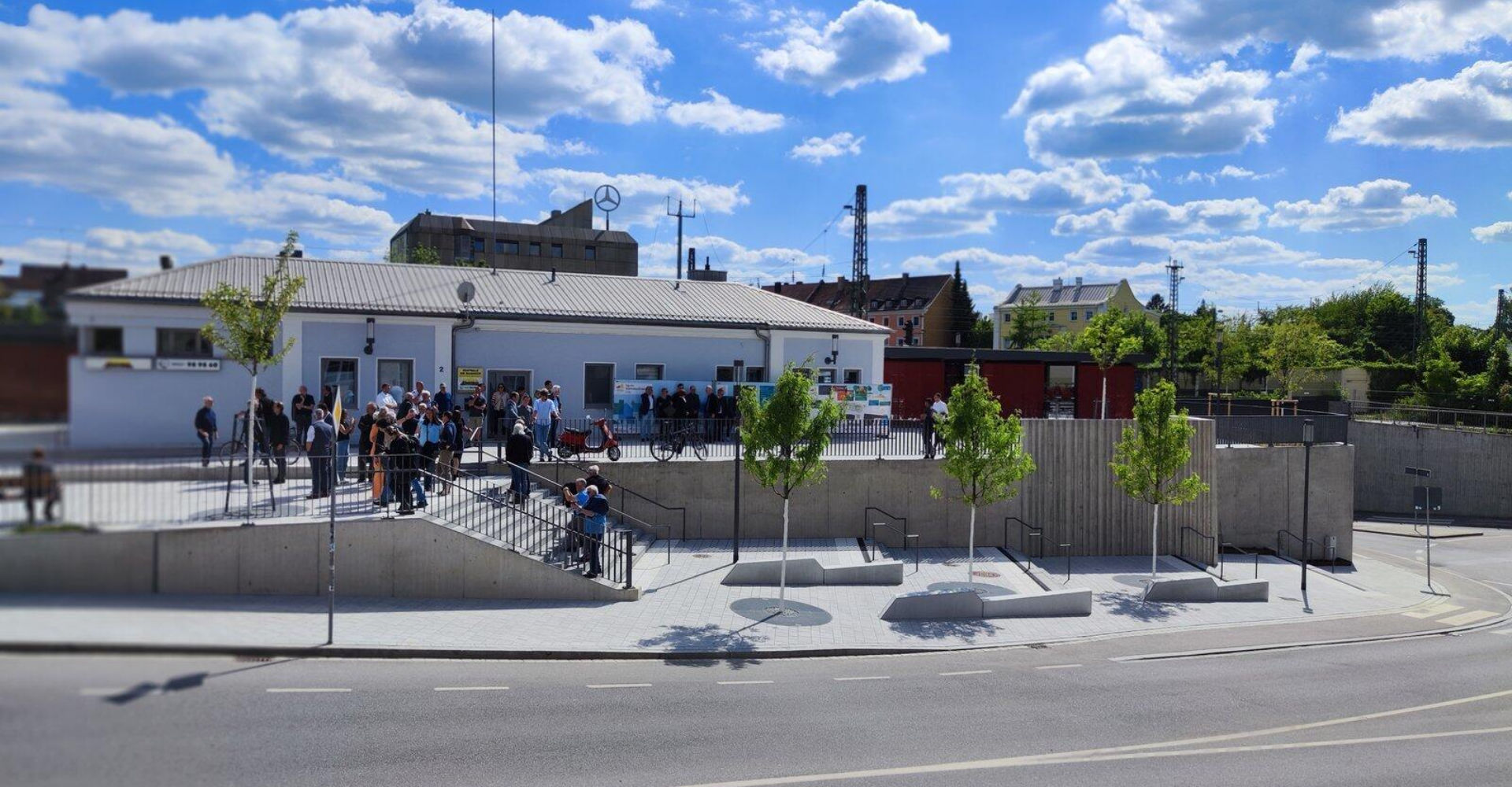Der neue barrierefreie Bahnhofsvorplatz mit angelegten Bäumen, die bald Schatten spenden sollen. -Foto: Thomas Heigl Der neue barrierefreie Bahnhofsvorplatz mit angelegten Bäumen, die bald Schatten spenden sollen. -Foto: Thomas Heigl