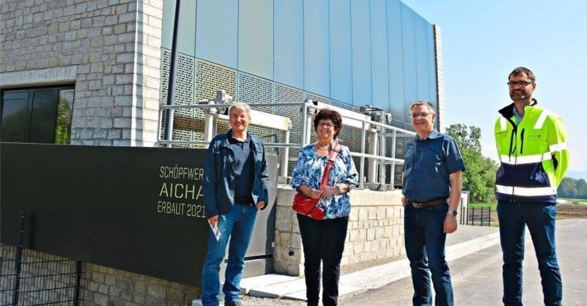 Die Metallfassade des Schöpfwerks in Aicha glitzerte in der Sonne, als (von links) WIGES-Projektleiter Herbert Baumgartner, Bürgermeisterin Liane Sedlmeier, Geschäftsleiter Josef Feuerecker und Siegfried Ratzinger vom Wasserwirtschaftsamt Deggendorf den Neubau in Augenschein nahmen. -Foto: Schiller Die Metallfassade des Schöpfwerks in Aicha glitzerte in der Sonne, als (von links) WIGES-Projektleiter Herbert Baumgartner, Bürgermeisterin Liane Sedlmeier, Geschäftsleiter Josef Feuerecker und Siegfried Ratzinger vom Wasserwirtschaftsamt Deggendorf den Neubau in Augenschein nahmen. -Foto: Schiller